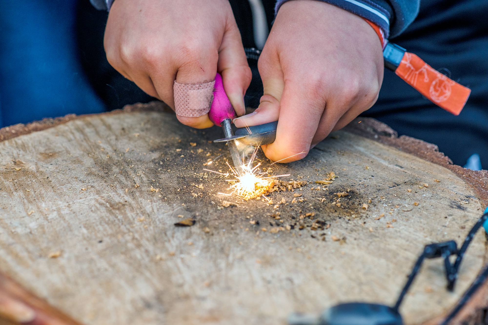 Scout vandrar på ö i solnedgång